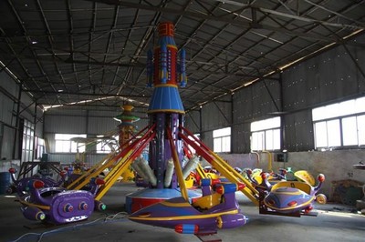 旋轉(zhuǎn)飛機(jī) 普通露天游樂場所里的經(jīng)典飛行夢